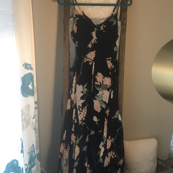 Cute casual maxi dress! Never worn and has tags. - Picture 2 of 4